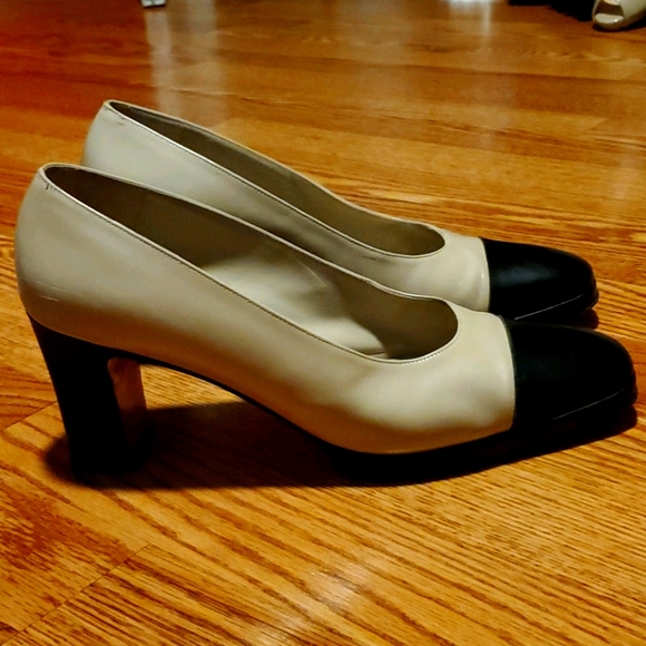 Ferragamo Black and Cream Shoes, Size 9 1/2 B - Picture 2 of 7